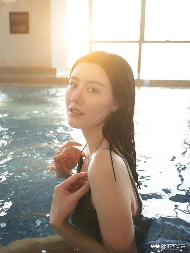 游泳冠军在水里跳舞的是谁_游泳选手跳舞_水里的游泳冠军