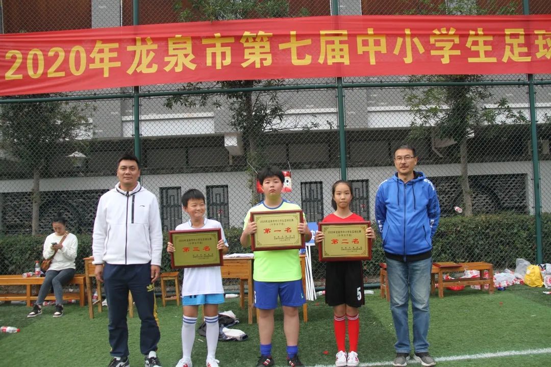 小学生足球规则小常识视频_小学生8人足球赛规则_足球比赛规则小学生