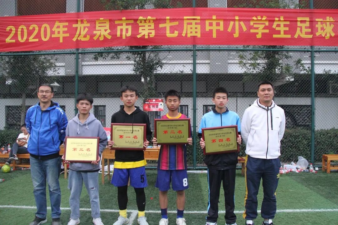 小学生足球规则小常识视频_小学生8人足球赛规则_足球比赛规则小学生