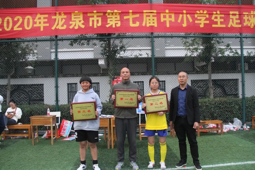 足球比赛规则小学生_小学生8人足球赛规则_小学生足球规则小常识视频