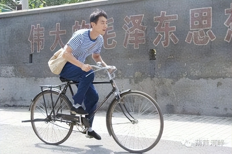 健身房运动鞋撸铁_文章现身健身房撸铁表情凶狠_减肥鞋运动摇摆鞋