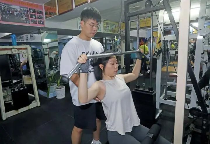 铁鞋健身效果_铁鞋健身方法_健身房运动鞋撸铁