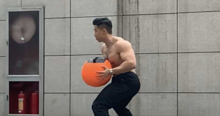 文章现身健身房撸铁表情凶狠_撸一撸色奶奶为偷偷撸_健身房运动鞋撸铁