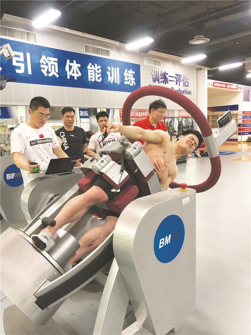 体能举重冠军训练时间_举重冠军体能训练_举重运动员体能
