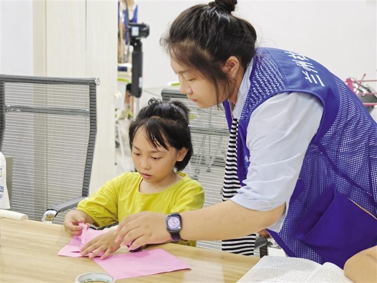 大学生暑假生活多样：打工、做社工、学车等