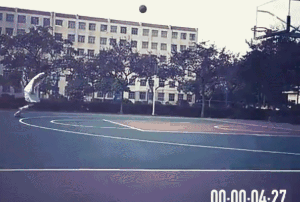 空中暴扣扣篮动作。