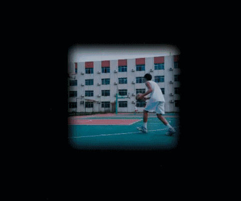 转体大风车扣篮动作。